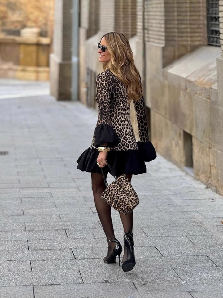 Vestido de manga acampanada con estampado de leopardo