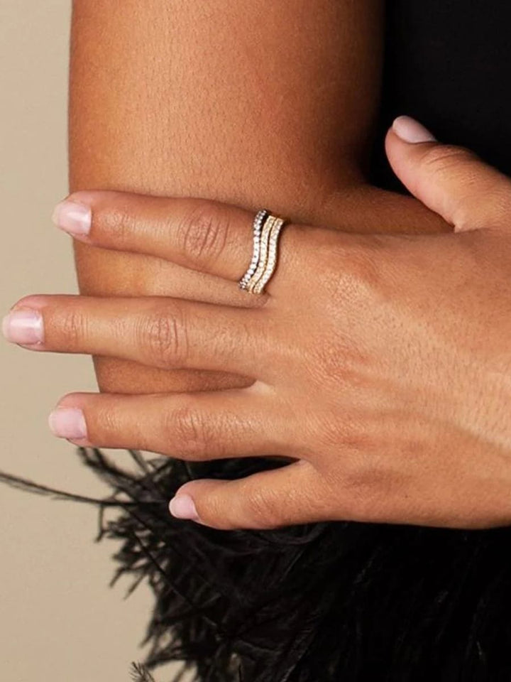 Elegancki pierścionek z inkrustowanym diamentem linii Wave