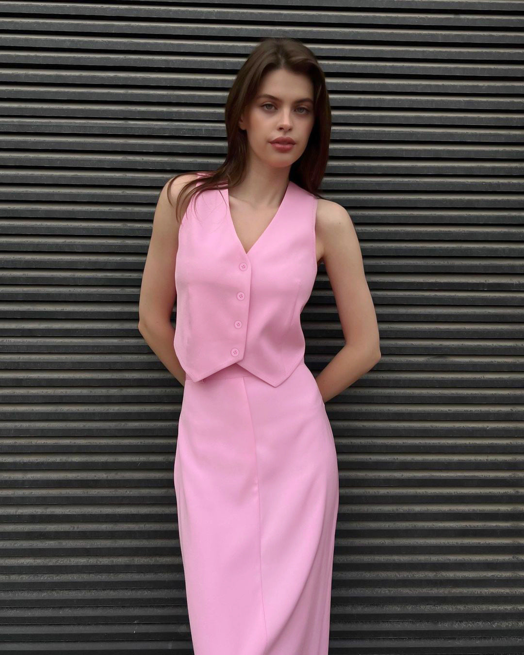 Conjunto de traje rosa con chaleco y falda