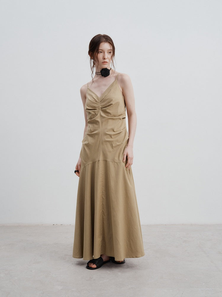 Vestido com alças plissadas na cintura