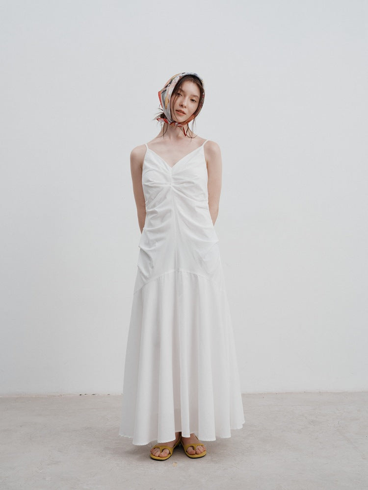 Vestido com alças plissadas na cintura