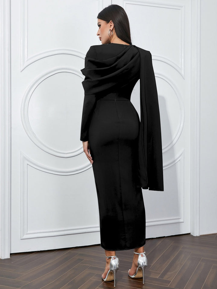 Robe ceinturée à manches longues asymétrique