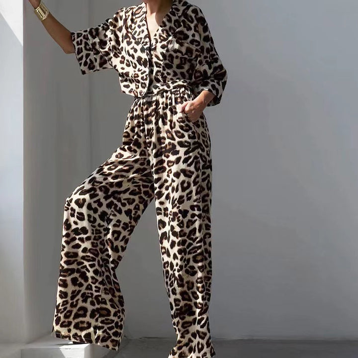 Conjunto de blusa e calça com estampa de leopardo
