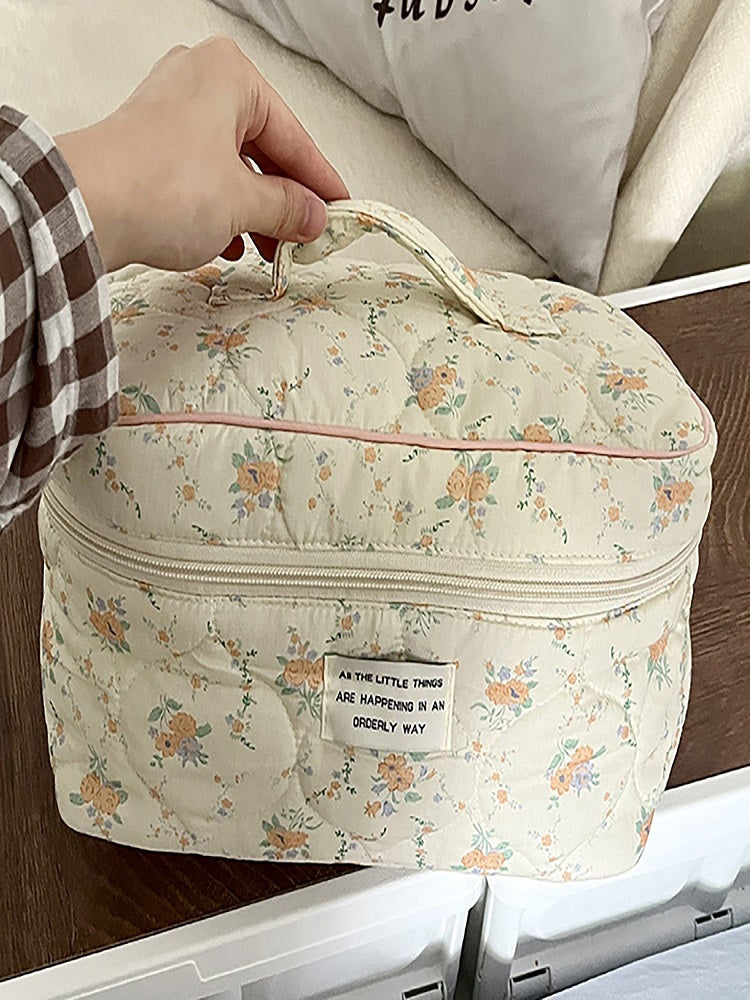 حقيبة مكياج زهرية كريمية