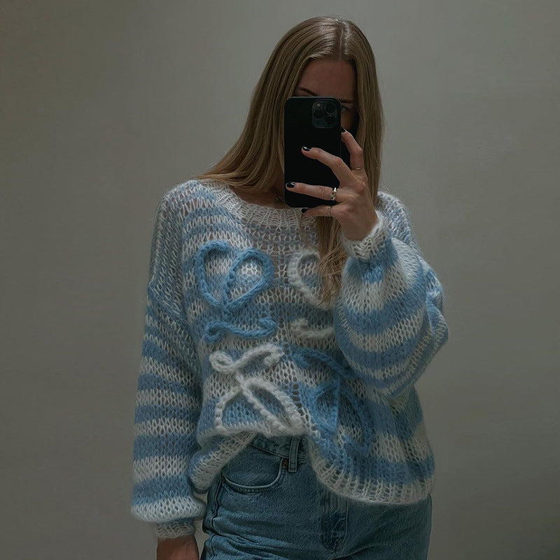 Blau-weißer Pullover mit Kontraststreifen