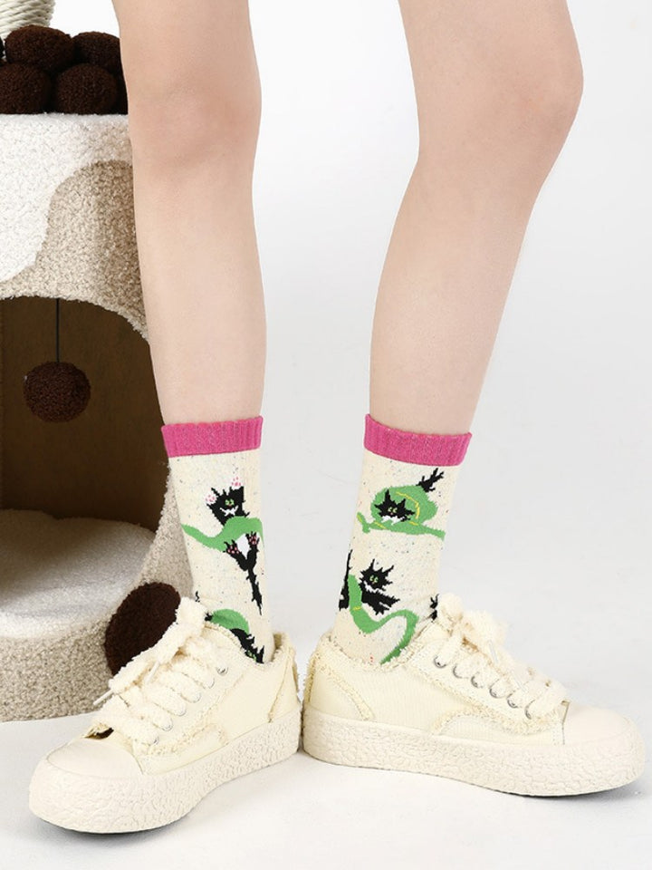 Αξιολάτρευτες βαμβακερές κάλτσες κινουμένων σχεδίων-αφράτη γάτα
