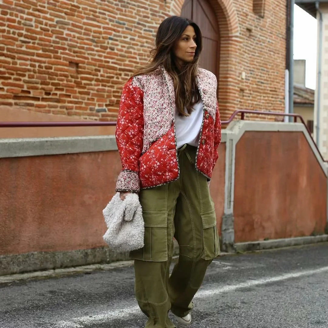 Chaqueta acolchada en contraste de color con estampado floral de estilo étnico