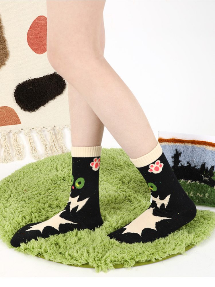 Αξιολάτρευτες βαμβακερές κάλτσες κινουμένων σχεδίων-αφράτη γάτα