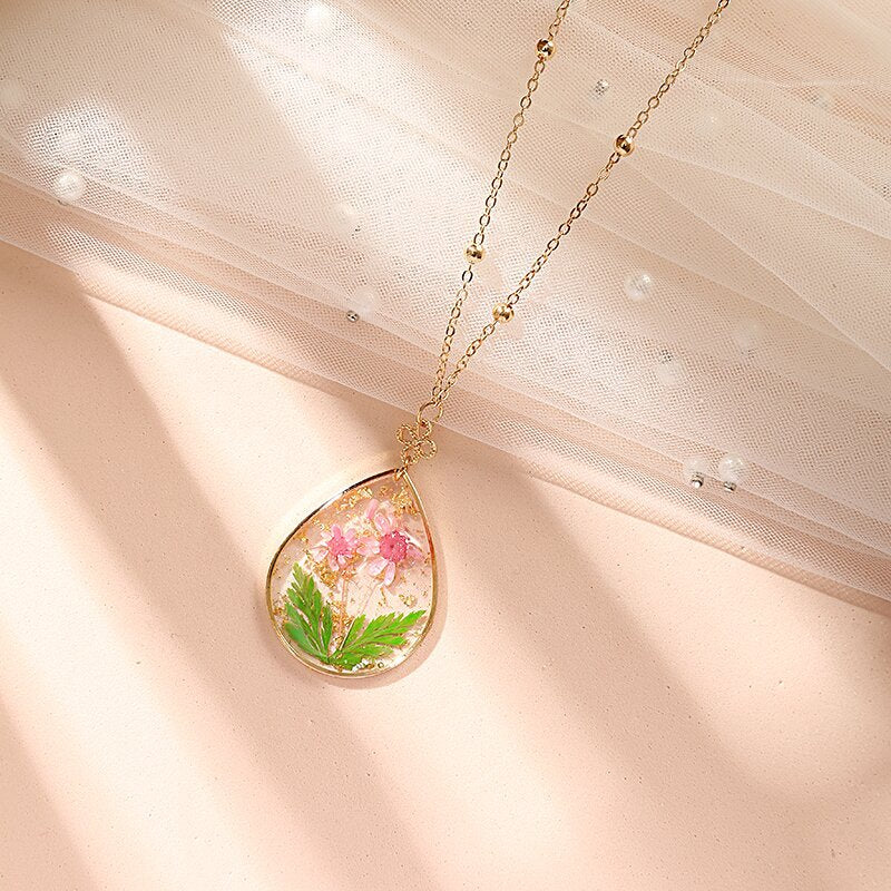 Pryskyřicové lisované květinové náhrdelníky - zlatý tulipán a kapradiny