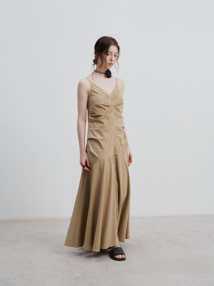 Vestido com alças plissadas na cintura
