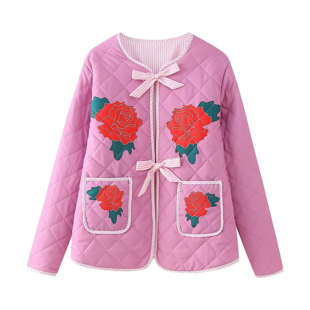 Chaqueta fina rosa con lazo y estampado de rosas