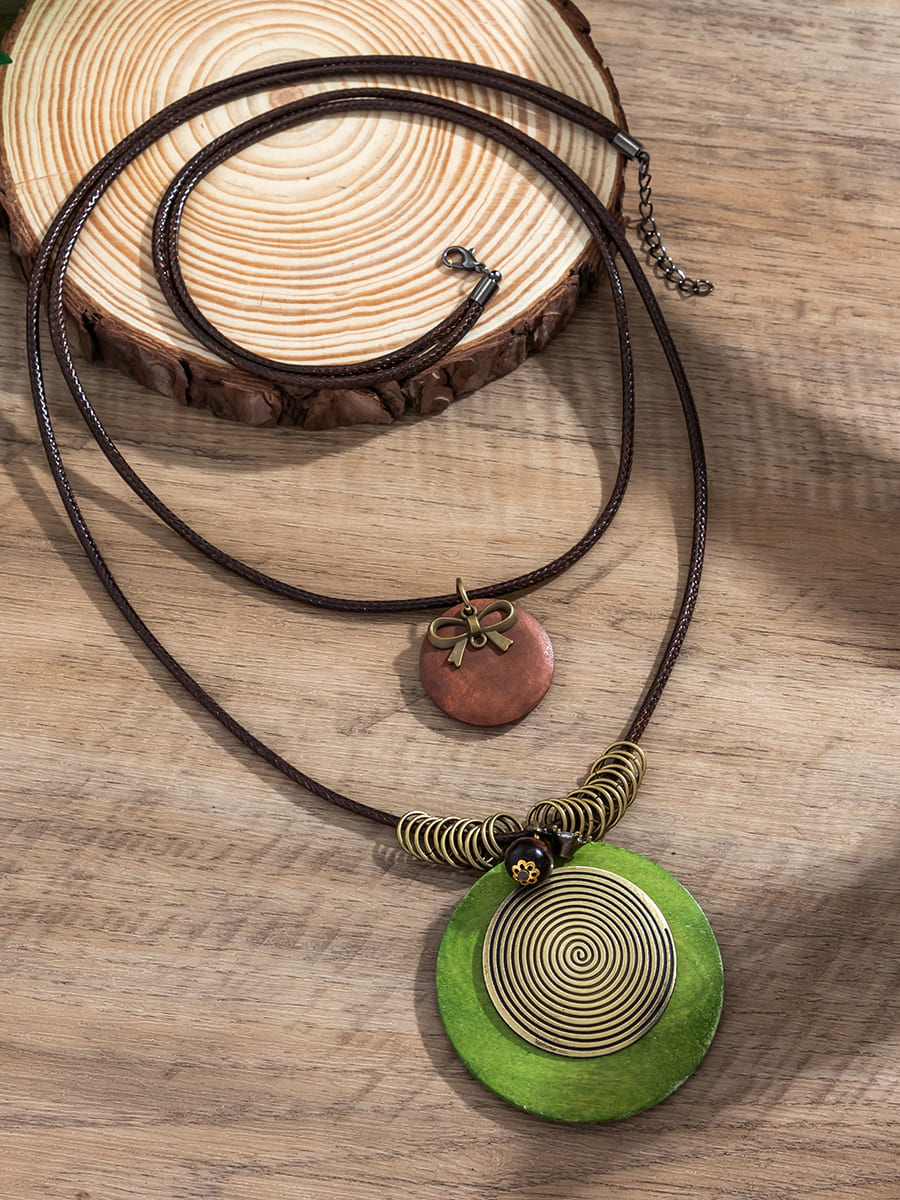 Collana lunga con perline a disco di legno