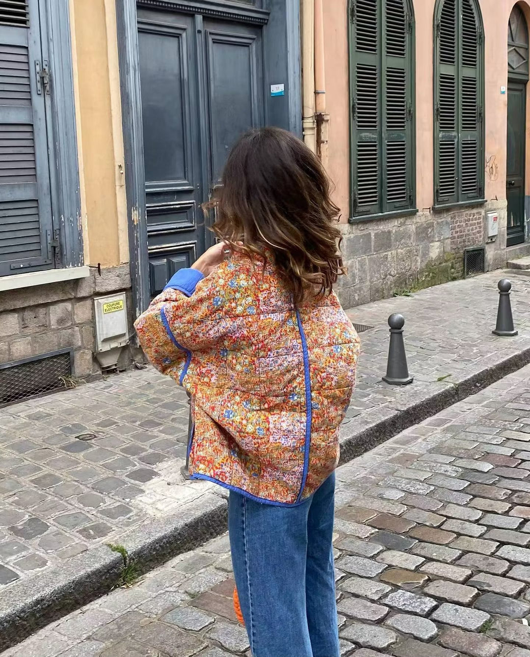 Chaqueta pequeña de algodón con hombros caídos y clip de bolsillo con estampado floral