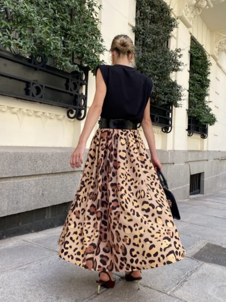 Falda midi con estampado de leopardo