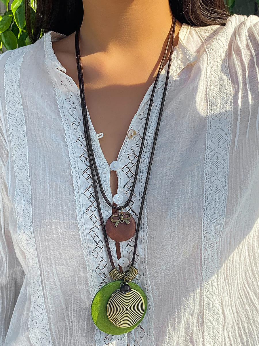 Collana lunga con perline a disco di legno