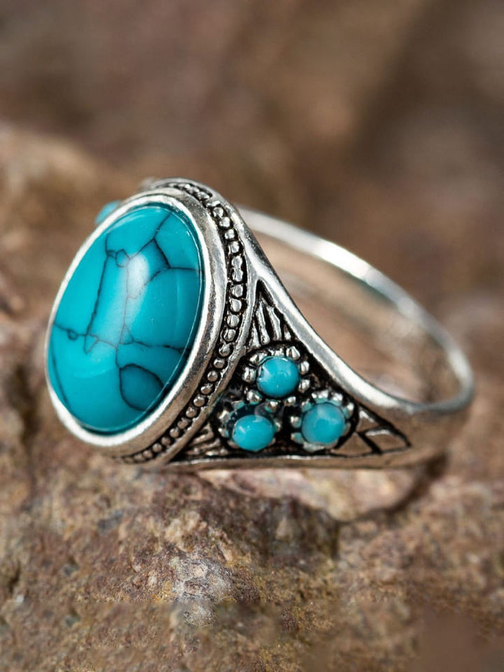 Srebrny pierścionek z wykwintnym niebieskim kamieniem