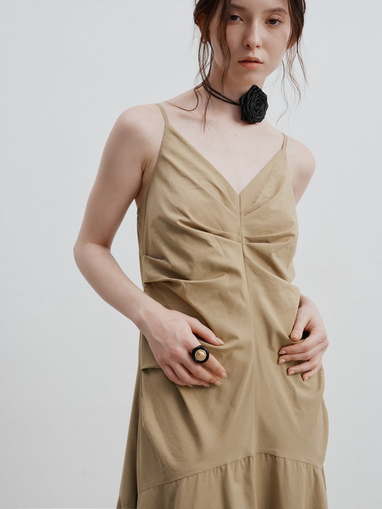 Vestido com alças plissadas na cintura