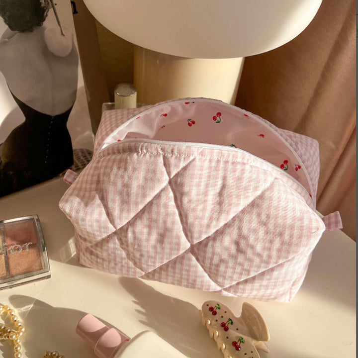 Bolso de maquillaje hecho a mano de cuadros rosas con cerezas