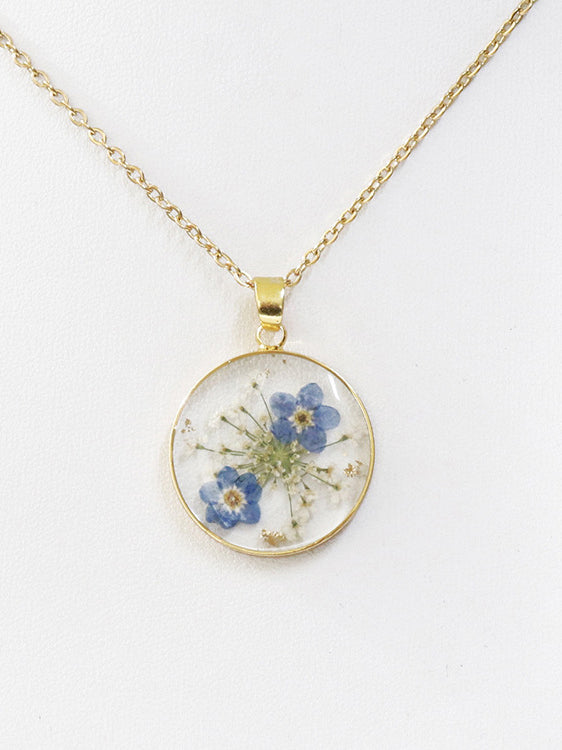 Skutečný náhrdelník s přívěskem ze sušených pomněnkových květin