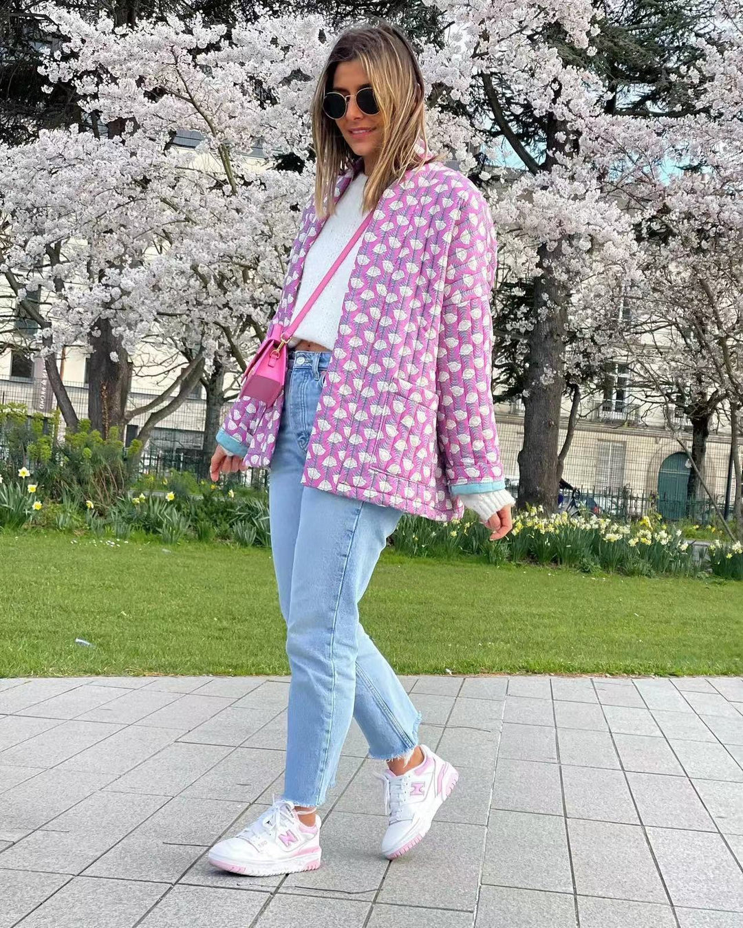 Chaqueta acolchada con bolsillos y estampado floral con estampado geométrico