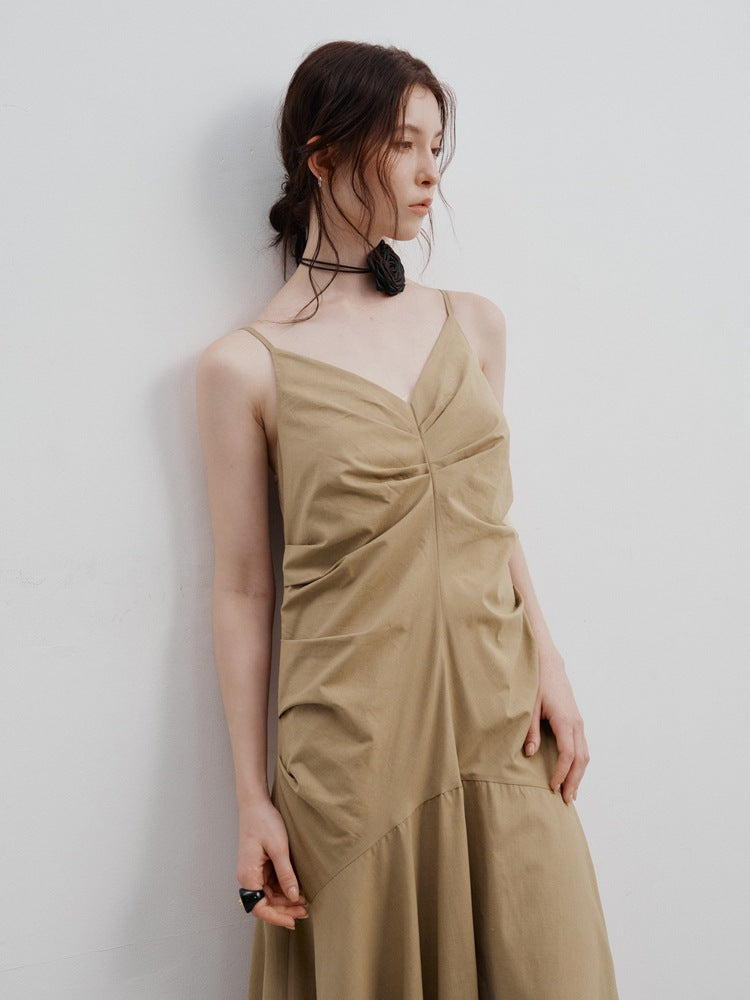 Vestido com alças plissadas na cintura