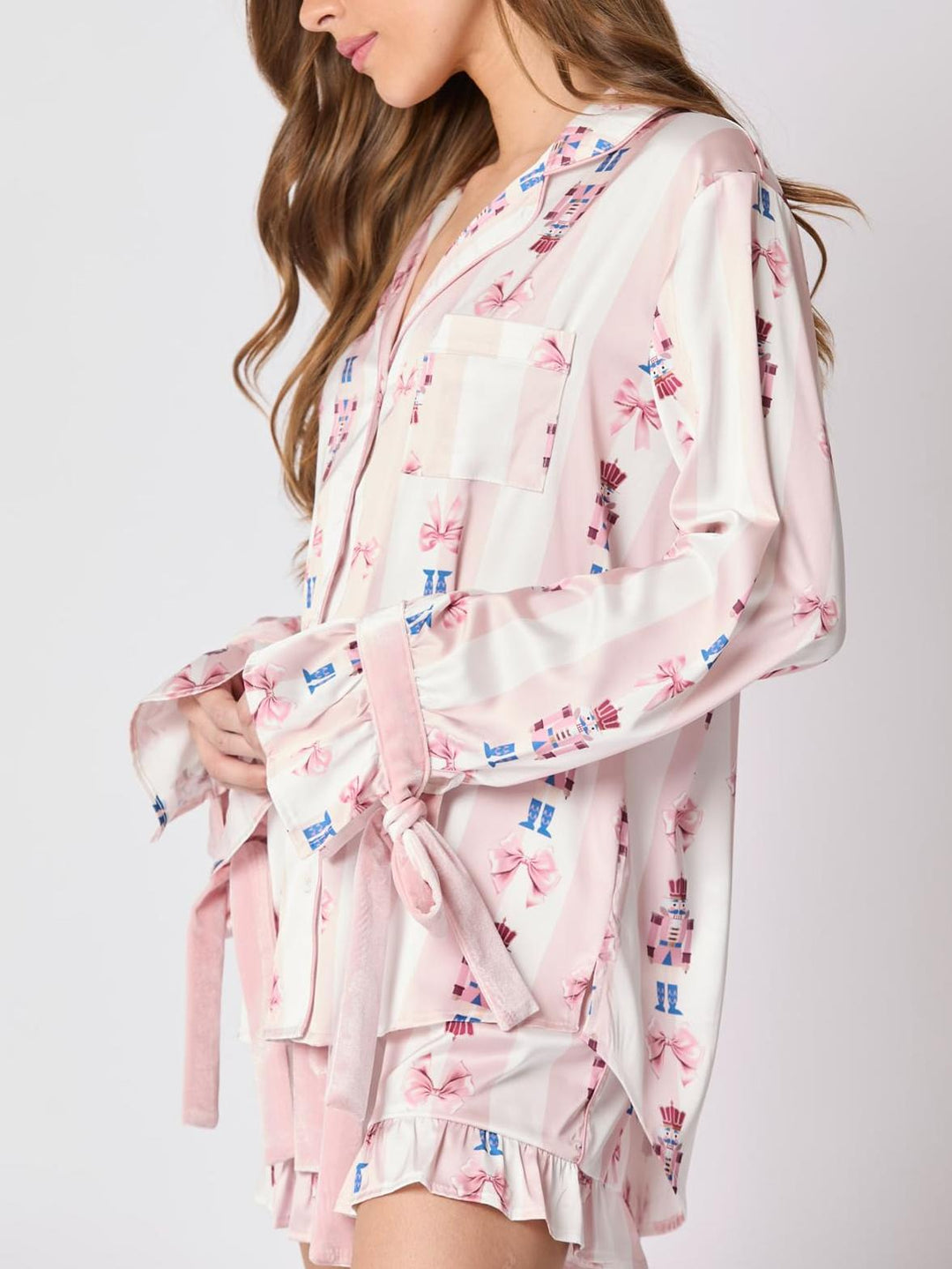 Rosa Pyjama-Set mit Schleife und Manschetten