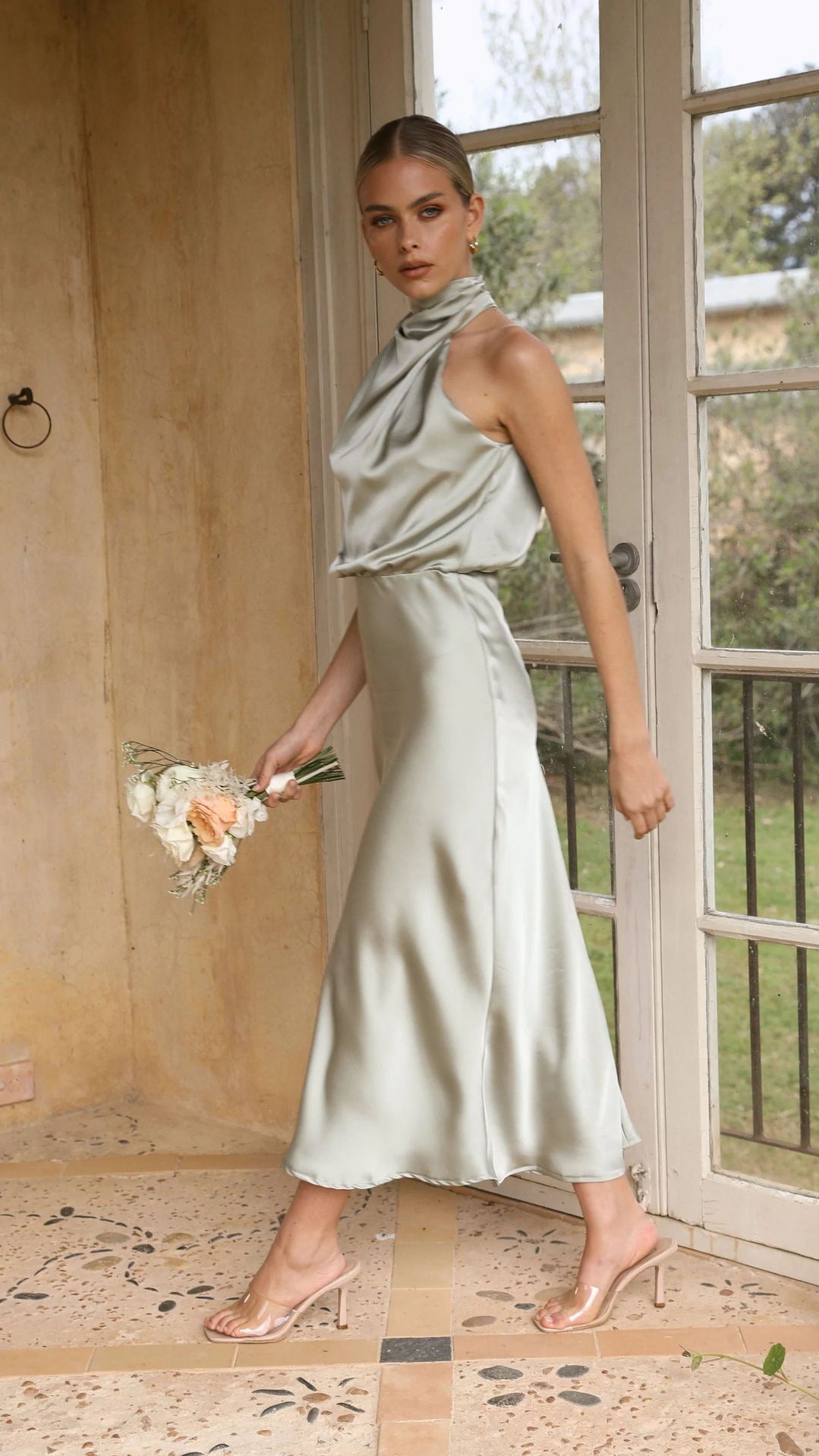 Curve Satin-Maxikleid mit Rüschen und Neckholder in Orchidee