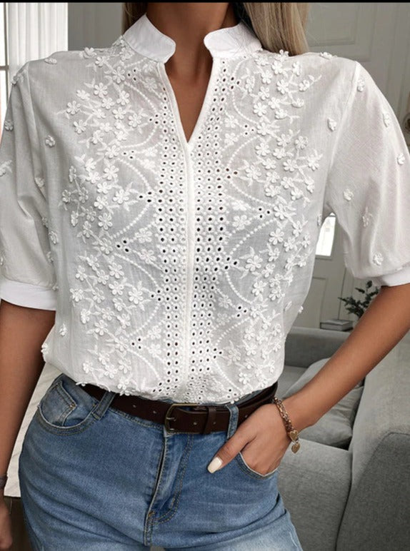 Camisa de renda bordada com gola V e gola alta