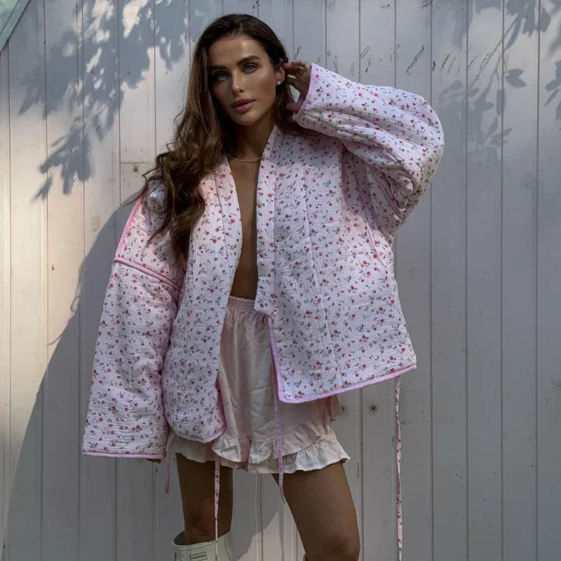 Veste matelassée ample à lacets et motif floral rose