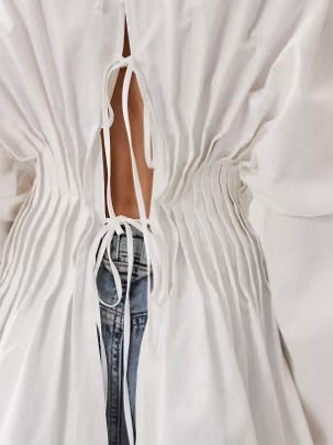 Pintuck bluse med åben ryg og peplum