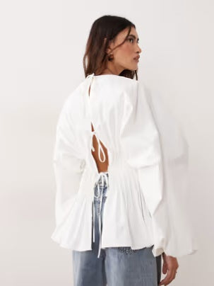 Pintuck bluse med åben ryg og peplum