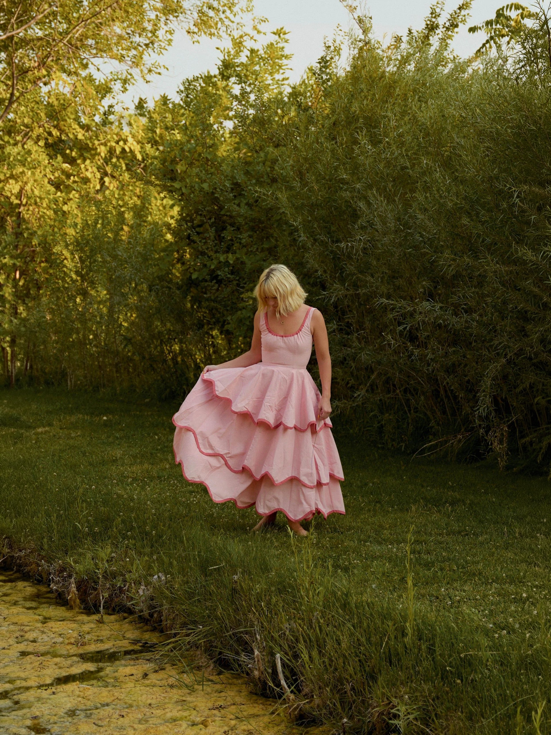 Robe midi évasée à volants avec encolure en U