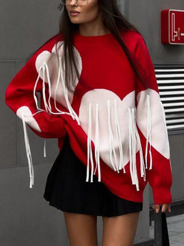 Maglione lungo e largo con scollo rotondo e nappa a cuore