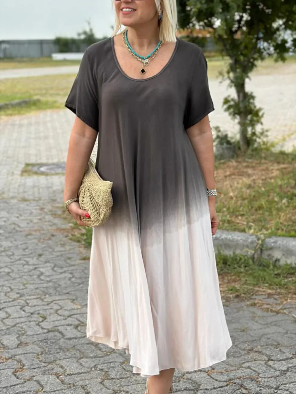 Ausgestelltes Kleid mit Batikmuster und Farbverlauf
