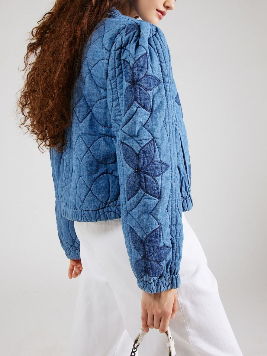 Blaue, langärmlige, kurzärmelige, bestickte Jacke mit Knöpfen