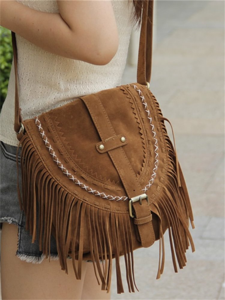 Bolsa transversal estilo cowboy marrom com franjas