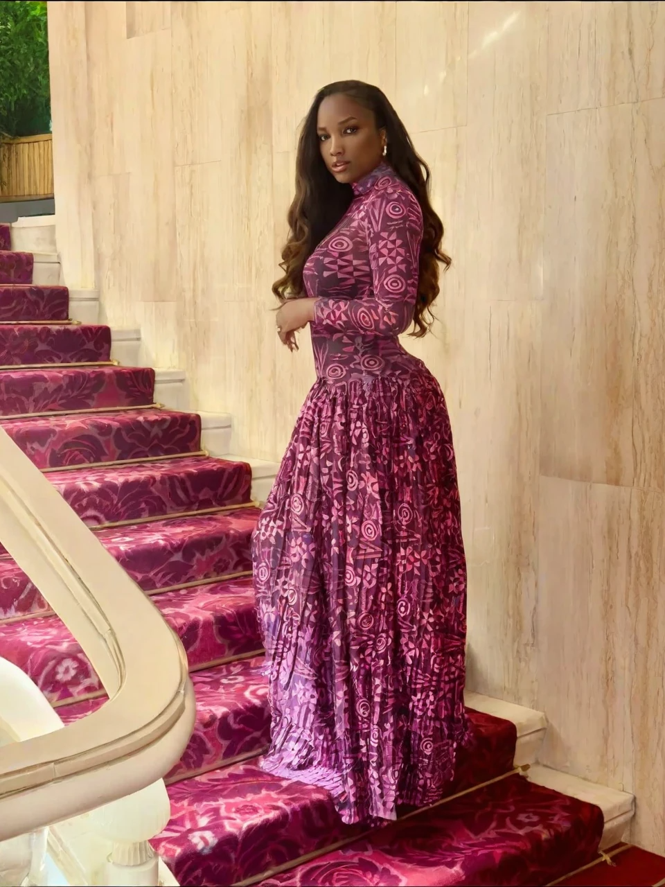 Maxikleid mit geometrischem Muster und hohem Kragen