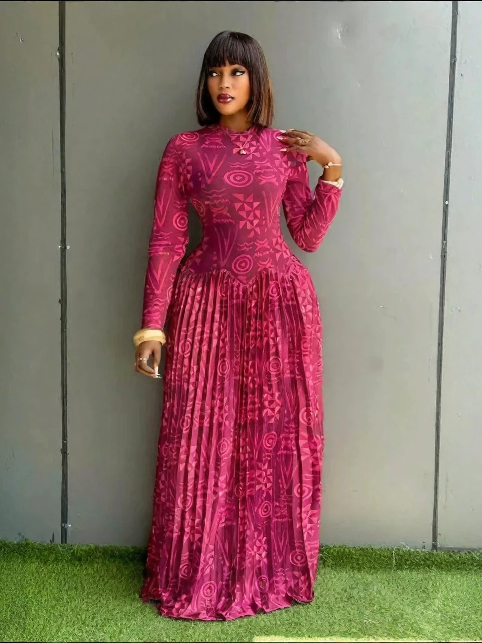 Maxikleid mit geometrischem Muster und hohem Kragen