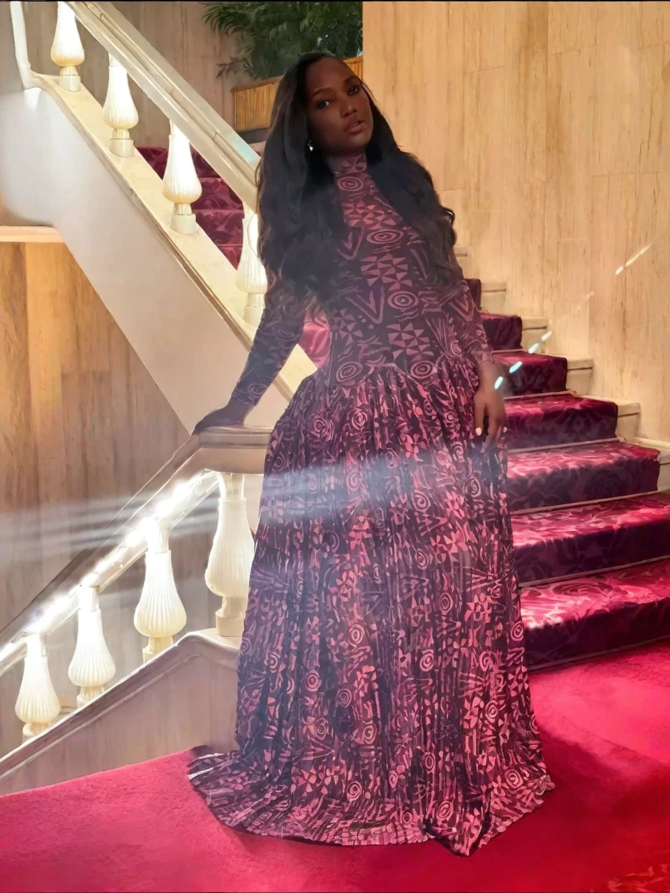Maxikleid mit geometrischem Muster und hohem Kragen
