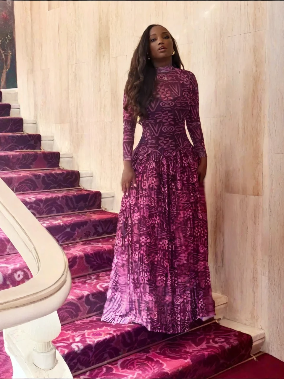 Maxikleid mit geometrischem Muster und hohem Kragen