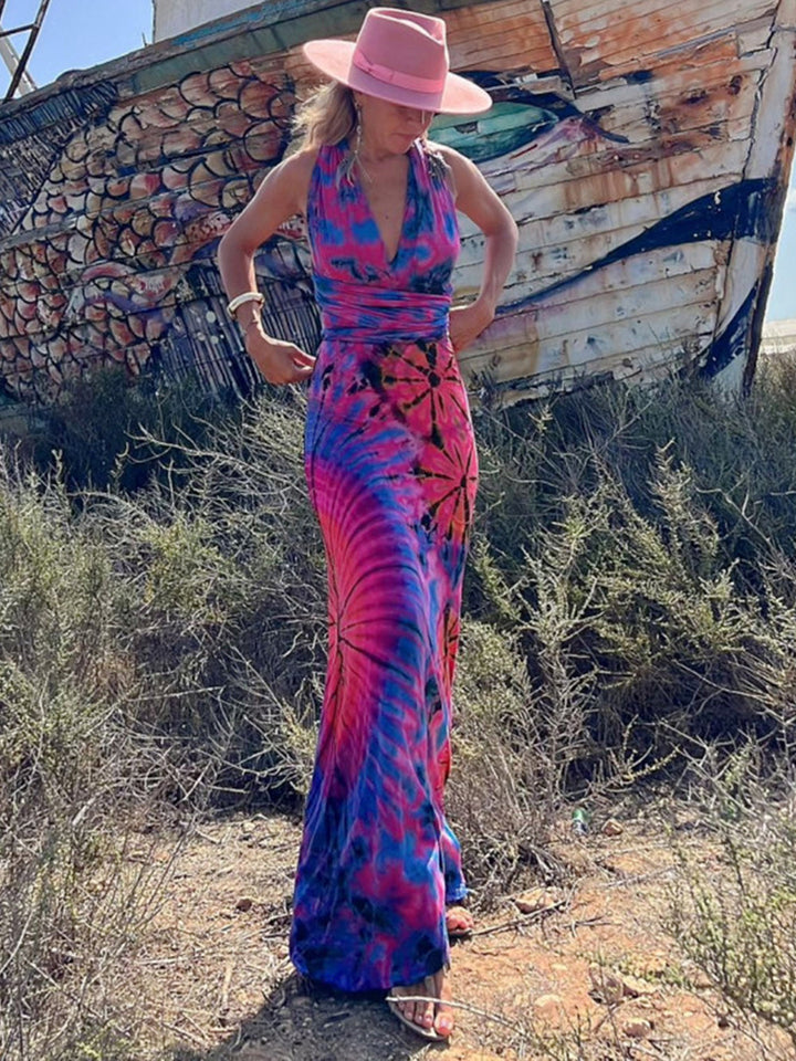 Vestido maxi elástico com estampa tie-dye, decote em V, alças cruzadas nas costas