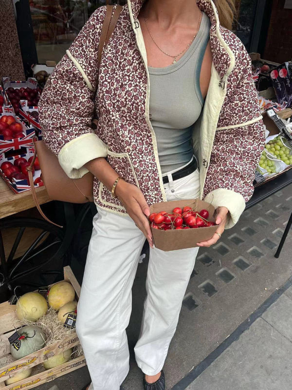 Kleine Jacke mit überschnittener Schulterpartie aus Baumwolle mit Blumendruck und Taschenclip