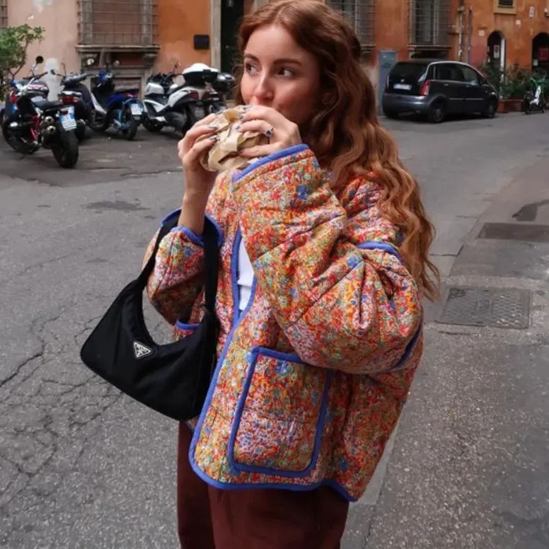 Chaqueta pequeña de algodón con hombros caídos y clip de bolsillo con estampado floral