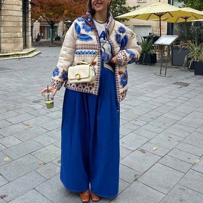 Jaqueta azul com estampa floral e ombros caídos