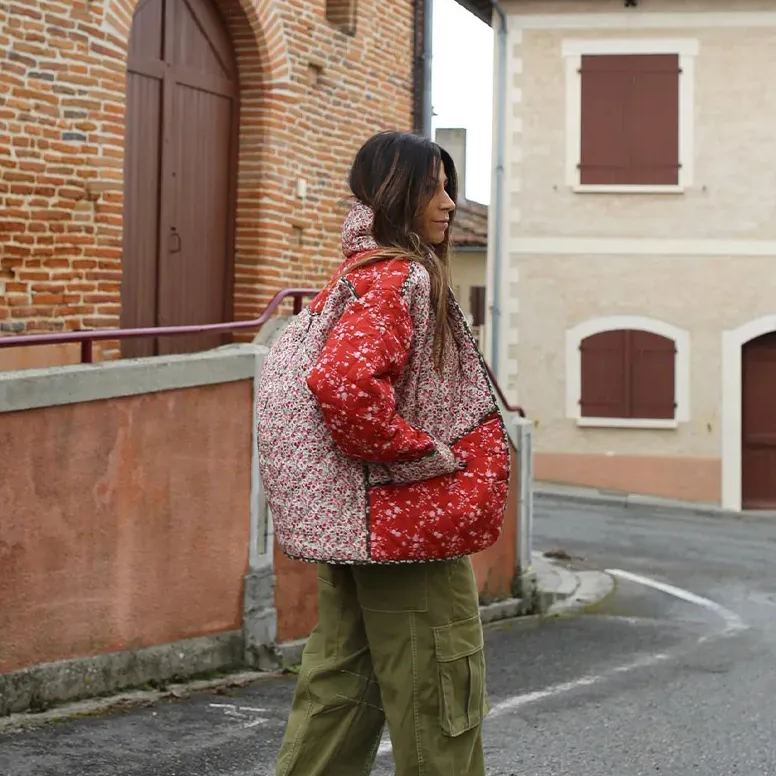 Giacca trapuntata in stile etnico con stampa floreale a contrasto di colore