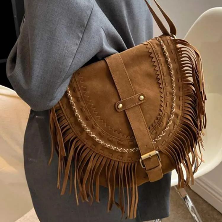 Bolsa transversal estilo cowboy marrom com franjas