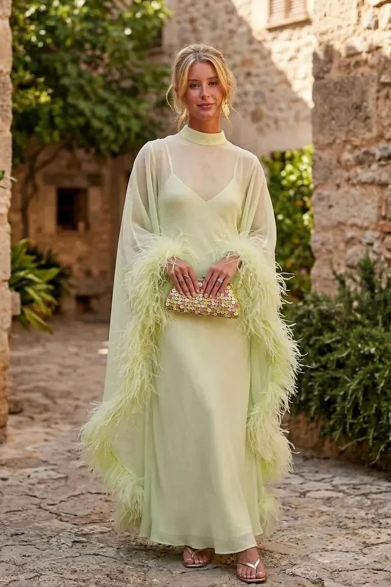 Maxikleid mit transparentem Feder-Cape in Limettengrün