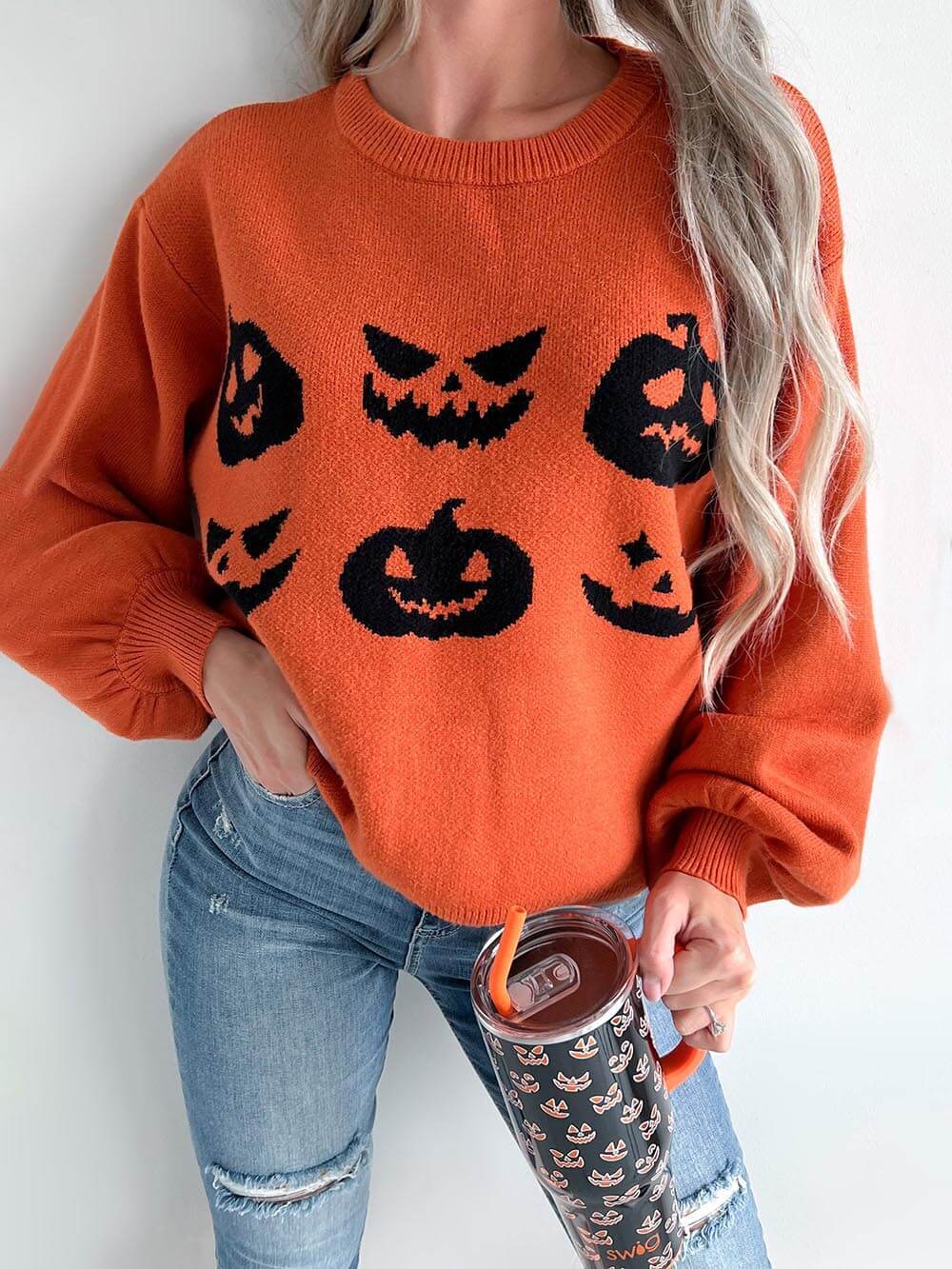 Maglione di Halloween lavorato a maglia con intaglio di zucche