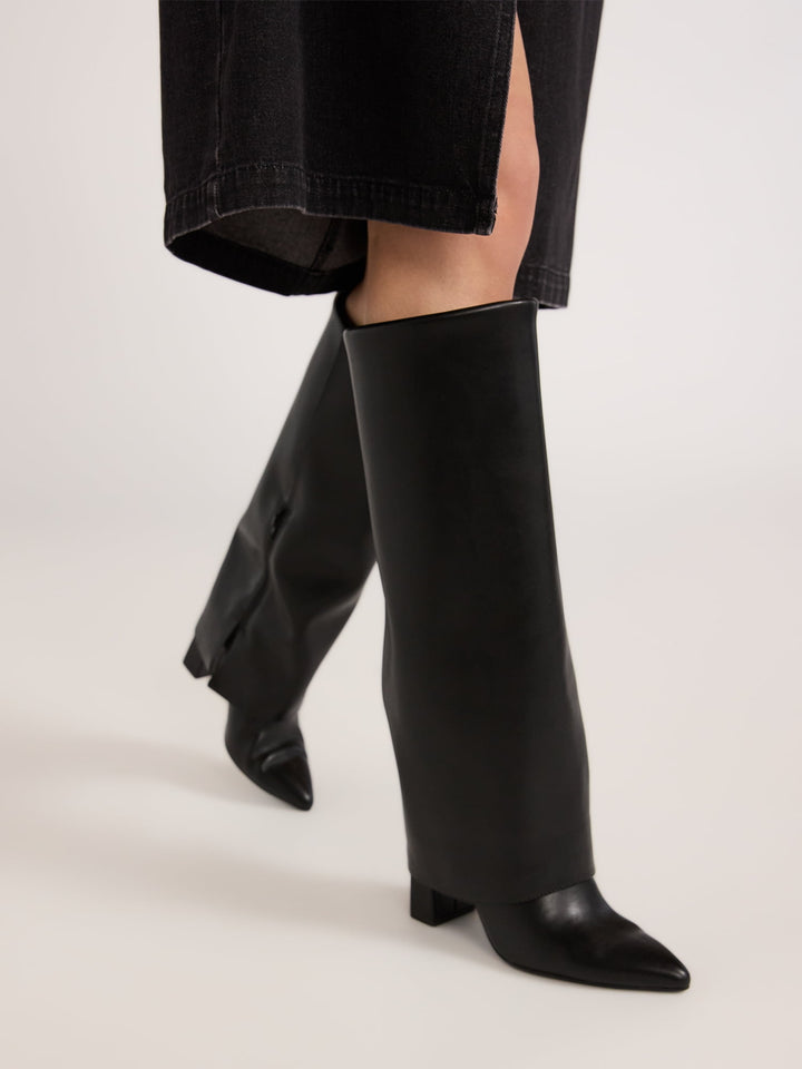 Stivali western con tacco alto a punta e jeans