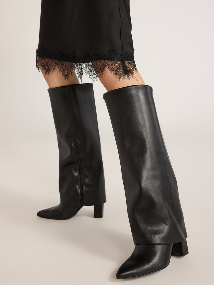 Stivali western con tacco alto a punta e jeans